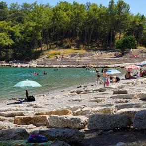 Binlerce yıllık tarihi kalıntılar arasında y&uuml;zme keyfi sunan Phaselis&rsquo;e ilgi artıyor