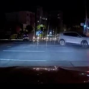 Bursa'da kırmızı ışıkta ge&ccedil;en otomobil motosiklete &ccedil;arptı