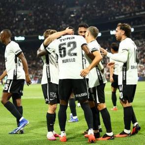 Dolmabah&ccedil;e'de şov gecesi! Beşiktaş farka koştu