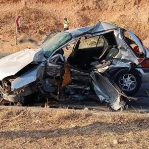 Feci kaza: 2 otomobil &ccedil;arpıştı: 3 kişi hayatını kaybetti