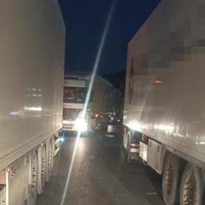 G&uuml;mr&uuml;k kapısında iki TIR arasında sıkışan s&uuml;r&uuml;c&uuml; &ouml;ld&uuml;