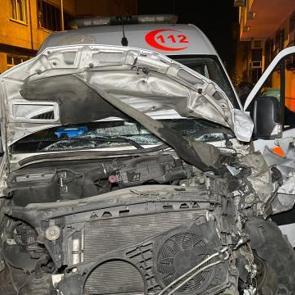 Hasta taşıyan ambulans ile otomobil &ccedil;arpıştı: 3 yaralı