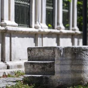 İstanbul&rsquo;da &ccedil;oğu kişi fark etmiyor! Osmanlı&rsquo;nın unutulan mirası: Binek taşları