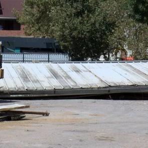 İstanbul'da feci kaza! &Ccedil;elik &ccedil;atı iş&ccedil;ilerin &uuml;zerine &ccedil;&ouml;kt&uuml;: 1'i ağır 2 yaralı