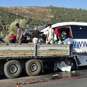 Peş peşe feci kazalar: 4 &ouml;l&uuml;, 35 yaralı 