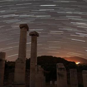 Sardes Antik Kenti&rsquo;nde gece manzarası: Artemis Tapınağı yıldızlarla g&ouml;r&uuml;nt&uuml;lendi