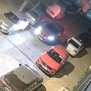 Sultangazi'de otomobile silahlı saldırı; s&uuml;r&uuml;c&uuml; son anda kurtuldu