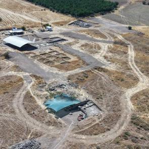 Tarlada fidan dikerken bulunmuştu: Elazığ'da hamam, kilise ve &ccedil;ocuk mezarı ortaya &ccedil;ıktı