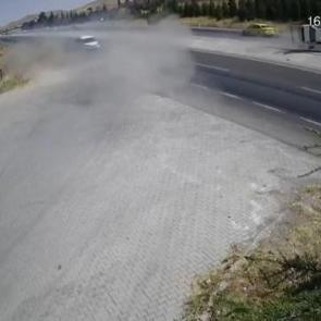 Yola fırlayan par&ccedil;a felaketi getirdi: 2 otomobil &ccedil;arpıştı, 2 &ouml;l&uuml;