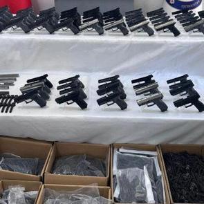 2 ilde silah ka&ccedil;ak&ccedil;ılığı operasyonu; 13 g&ouml;zaltı