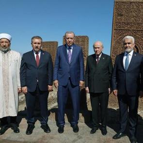 Yapıcıoğlu&rsquo;ndan Malazgirt mesajı