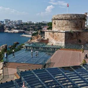 Akdeniz manzarası 2 bin yıllık tarihle buluştu: Hıdırlık Kulesi turistlerin favorisi oldu