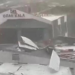Ardahan'da şiddetli fırtına evlerin &ccedil;atılarını u&ccedil;urdu!