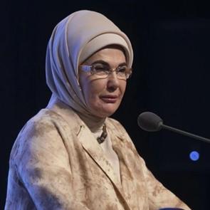 Emine Erdoğan&rsquo;dan Ukrayna mesajı: "Toplumsal diren&ccedil; en g&uuml;ncel &ouml;rneklerden biri"