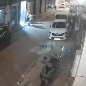 Kadına şiddeti engellemek isteyen polisleri bı&ccedil;akladılar: 4 ş&uuml;pheli tutuklandı