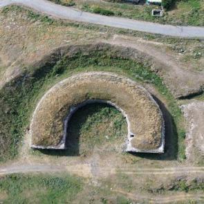 Kars&rsquo;ın 200 yıllık askeri mirası: At nalı ve hilali andıran tabya yıllara meydan okuyor