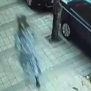 Sultangazi'de akılalmaz hırsızlık: Kadın kıyafetiyle girdiği evden altın &ccedil;aldı