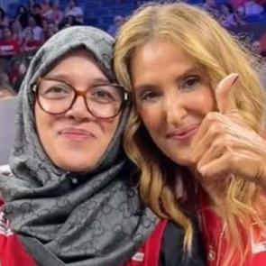 Tesett&uuml;re girerek voleybolu bırakmıştı!Efsane voleybolcu Aysun &Ouml;zbek yıllar sonra ortaya &ccedil;ıktı