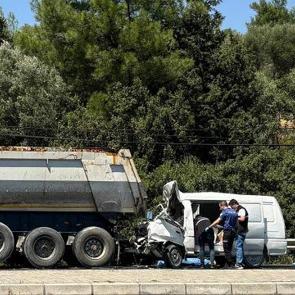TIR'a arkadan &ccedil;arpan minib&uuml;s&uuml;n s&uuml;r&uuml;c&uuml;s&uuml; &ouml;ld&uuml;