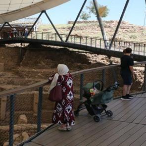 Turistler Şanlıurfa&rsquo;nın arkeolojik mirasına hayran kaldı: &ldquo;&Ccedil;ok olağan&uuml;st&uuml; bir yer&rdquo;