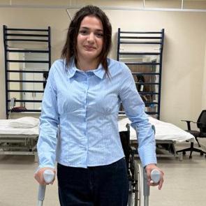 Kars'ta doktorların "y&uuml;r&uuml;yemez" dediği 18 yaşındaki Ceylan, ayaklandı 