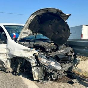 Otomobil motosiklete &ccedil;arptı: 1 &ouml;l&uuml;, 1'i bebek 3 yaralı