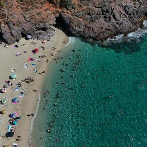 Alanya sahilleri eyl&uuml;l ayına da dolu başladı: Deniz ve g&uuml;neşin keyfini &ccedil;ıkardılar