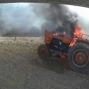 Antalya'da kendi kendine &ccedil;alışan trakt&ouml;r alev topuna d&ouml;nd&uuml;