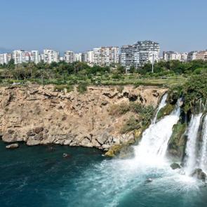 Antalya&rsquo;da turistlerin ilk durağı: D&uuml;den Şelalesi manzarasıyla mest ediyor