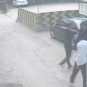 Darbedilen kadını kurtarmak istedi, bı&ccedil;aklı saldırıya uğradı!