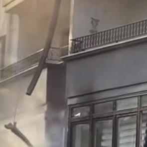 Elektrikli ara&ccedil; şarj istasyonunda &ccedil;ıkan yangın daireye sı&ccedil;radı