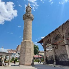 Erzurum&rsquo;da minaresi ile ayrı inşa edilen cami rivayetiyle dikkat &ccedil;ekiyor
