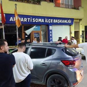 Freni boşalan otomobil AK Parti il&ccedil;e binasına daldı!