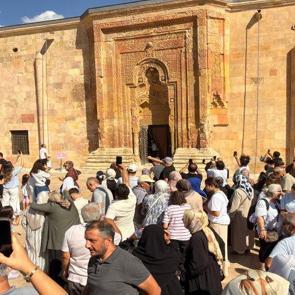 G&ouml;lge i&ccedil;in Sivas&rsquo;a akın ettiler! Namaz kılan insan detayı hayrete d&uuml;ş&uuml;r&uuml;yor