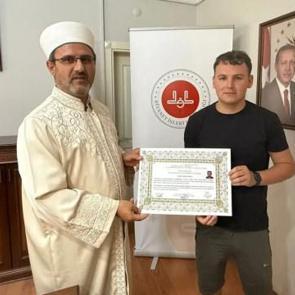 İrlandalı gen&ccedil; bayram namazından etkilenerek M&uuml;sl&uuml;man oldu 