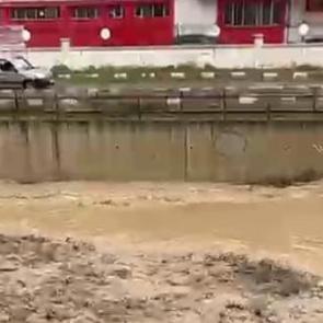 Karayolunu sel vurdu! Dereler taştı, bir ara&ccedil; mahsur kaldı