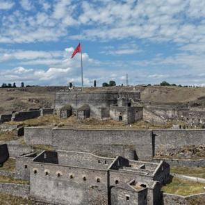 Kars&rsquo;ın zirvesinde ilk g&uuml;nk&uuml; g&ouml;rkemiyle: Kars Kalesi ziyaret&ccedil;ilerden ilgi g&ouml;r&uuml;yor