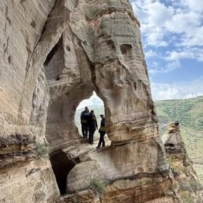 Kayaların i&ccedil;ine saklanmış Orta &Ccedil;ağ mirası: &Ccedil;ukurayva Manastırı