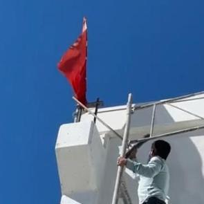Nevşehir'de ters d&ouml;nen T&uuml;rk bayrağını g&ouml;r&uuml;nce i&ccedil;i rahat etmedi! 10 metre tırmandı 