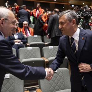 &Ouml;zg&uuml;r &Ouml;zel, Kılı&ccedil;daroğlu ile tokalaşmalarını a&ccedil;ıkladı: Kırgın ve k&uuml;sk&uuml;n&uuml;m