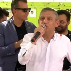 Partisinin adını unuttu! &Ouml;zg&uuml;r &Ouml;zel'den yeni gaf