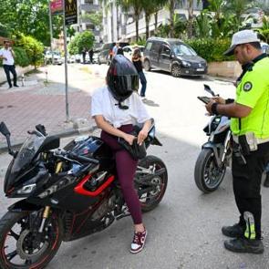 Trafikte yeni d&ouml;nem! Motosikletli s&uuml;r&uuml;c&uuml;ler i&ccedil;in d&uuml;ğmeye basıldı