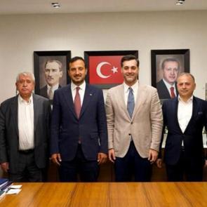 &Uuml;sk&uuml;dar'da se&ccedil;im &ouml;ncesi bomba gelişme: CHP'den istifa ederek AK Parti'ye ge&ccedil;tiler