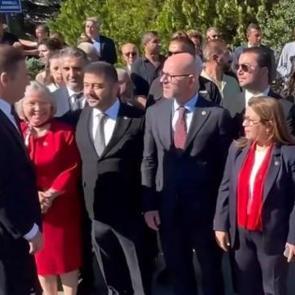 Kılı&ccedil;daroğlu &ldquo;Bu &ccedil;atı altında yeri yok&rdquo; demişti! Yazgan Anıtkabir&rsquo;de en &ouml;nde