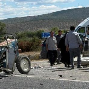 Akılalmaz kaza: Otomobil ile &ccedil;arpışan trakt&ouml;r ikiye b&ouml;l&uuml;nd&uuml;!
