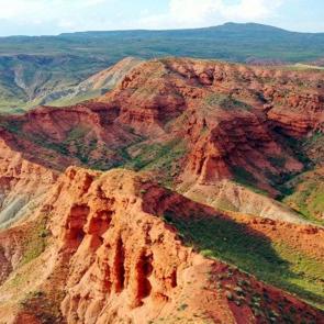 Arizona değil Kağızman! Kars&rsquo;ın doğa harikası Bayam Kızıllıkları g&ouml;renleri b&uuml;y&uuml;l&uuml;yor