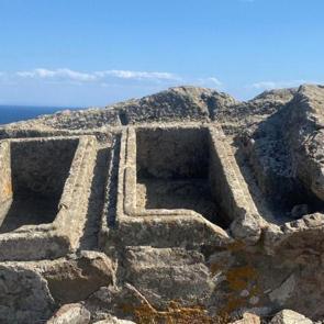&Ccedil;anakkale&rsquo;de devasa kayalara oyulan ikiz lahit merak uyandırıyor