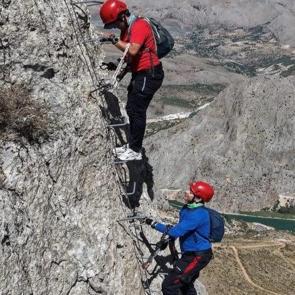 Cennete A&ccedil;ılan Kapı&rsquo;ya giden korkutucu tırmanış: Via Ferrata parkuruna yoğun ilgi