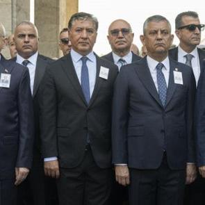 &Ouml;zg&uuml;r &Ouml;zel'e b&uuml;y&uuml;k şok! Yeni Parti&rsquo;de 6 vekil CHP&rsquo;ye d&ouml;n&uuml;ş sinyali verdi