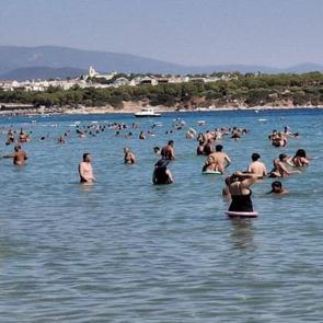 Didim plajları doldu taştı: Yaz keyfi eyl&uuml;l ayında da devam ediyor